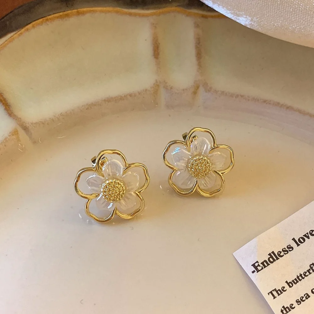 White Flower Gold Stud Earrings wholesale product image
