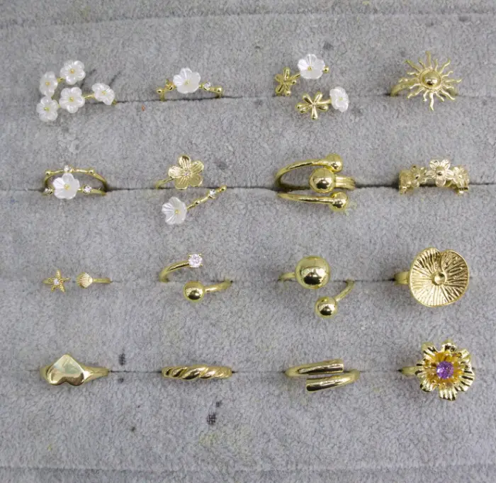 Gold Fleur sun fashion Bagues Set with white floral, sunburst, bead, Cœur, twisted, star Coquillage and Cristal Fleur Bague designs displayed in a tray for wholesale jewelry buyers