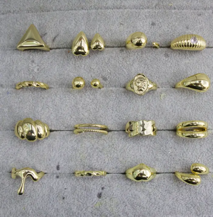 Gold geometric fashion Bagues Set with triangle, Cœur, bead, twisted, tearPendentif, textured wide band and abstract Bague designs displayed in a tray for wholesale jewelry buyers
