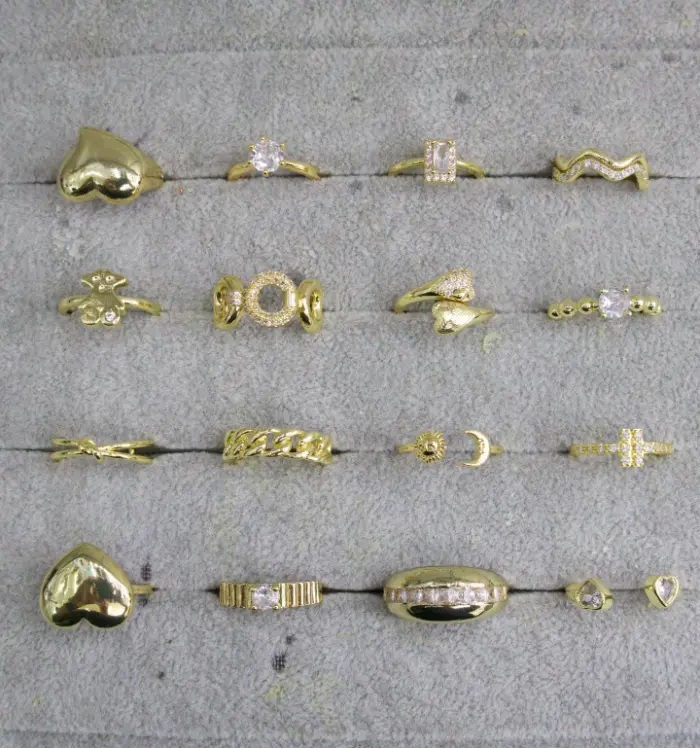 Gold Cœur Cristal fashion Bagues Set with Cœur, round Cristal, Rectangulaire Cristal, wave, bear, Chaîne, sun Lune and Croix Bague designs displayed in a tray for wholesale jewelry buyers