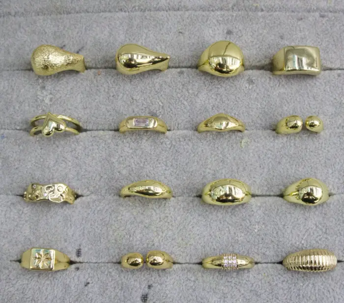 Gold Minimaliste fashion Bagues Set with dome, bead, Cœur, Rectangulaire Cristal, square, textured, Strié and polished Bague designs displayed in a tray for wholesale jewelry buyers