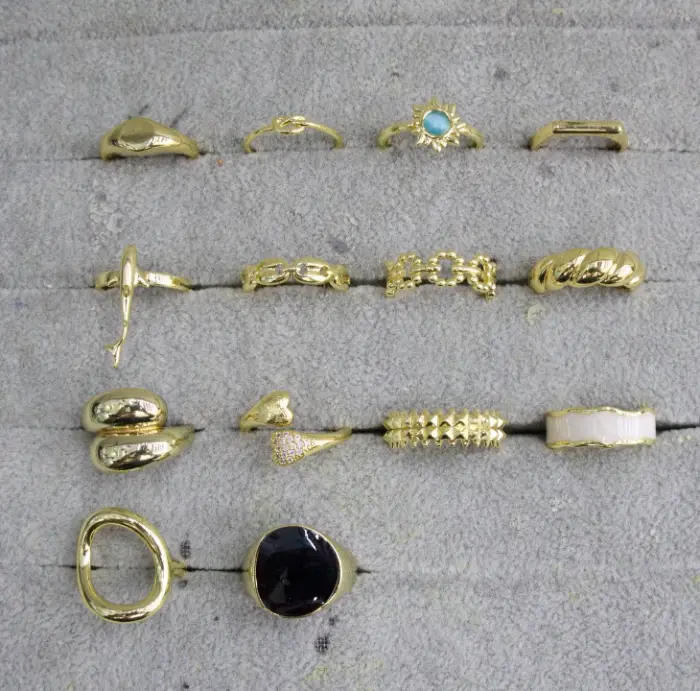 Gold open fashion Bagues Set with sun, Chaîne, bead, twisted, Cœur Cristal, Puceded, black stone, white textured and geometric Bague designs displayed in a tray for wholesale jewelry buyers