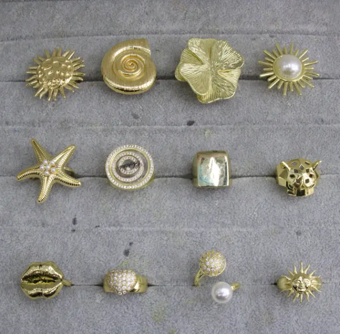 Gold sun Coquillage Statement Bagues Set with sunburst, spiral Coquillage, oversized Fleur, Perle sun, Étoile de mer, lips, Cœur Cristal and leopard Bague designs displayed in a tray for wholesale jewelry buyers
