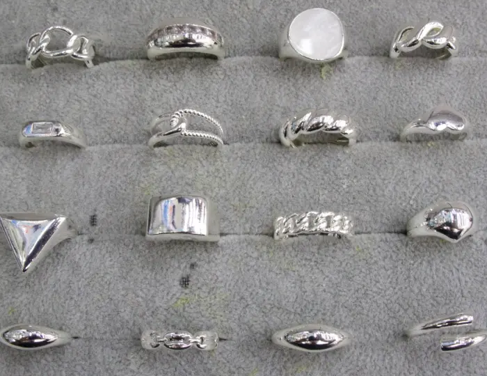 Silver Chaîne Cœur fashion Bagues Set with Chaîne Maillon, Cœur, Coquillage round, Cristal, geometric wide band and open Bague designs displayed in a tray for wholesale jewelry buyers
