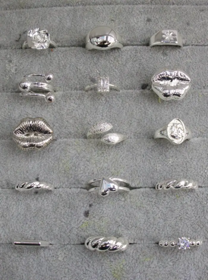 Silver fashion Statement Bagues Set with Cœur, lips, rose, twisted, Cristal, dome and geometric Bague designs displayed in a tray for wholesale jewelry buyers