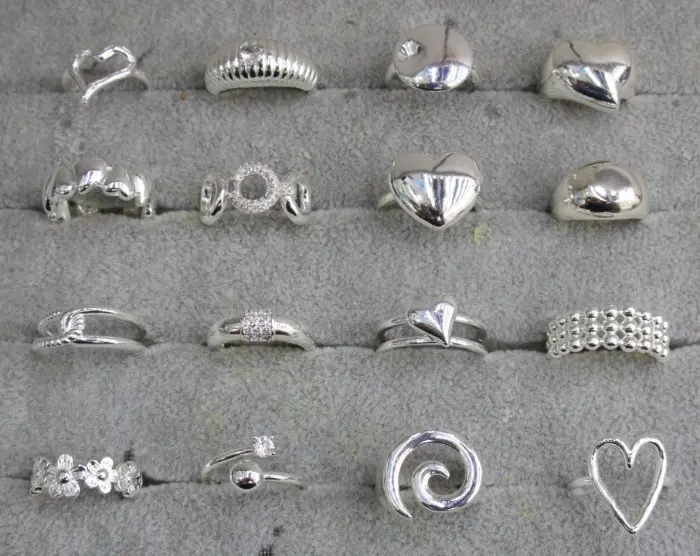 Silver Cœur Fleur fashion Bagues Set with open Cœur, floral, bead, spiral, Cristal, textured and Statement Bague designs displayed in a tray for wholesale jewelry buyers