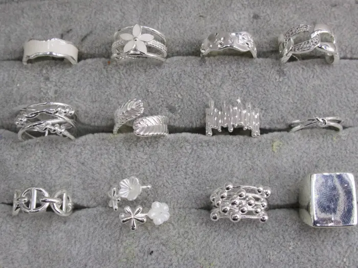 Silver open fashion Bagues Set with Fleur, leaf, Chaîne, bead, geometric and textured Bague designs displayed in a tray for wholesale jewelry buyers